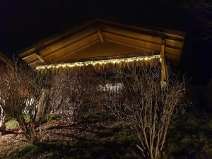 Un grupo de luces colgando de un edificio por la noche. en Chalet Traumfleck, en Necker