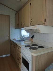 Kuchyň nebo kuchyňský kout v ubytování Ferienhaus Mit Pool