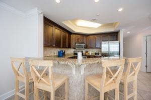 Η κουζίνα ή μικρή κουζίνα στο The Oasis 2209 formerly Phoenix West II 2209 condo