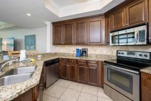 Η κουζίνα ή μικρή κουζίνα στο The Oasis 2209 formerly Phoenix West II 2209 condo +83 φωτογραφίες