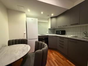 uma cozinha com mesa, cadeiras e um balcão em Old Town - Best Location Apartment em Taline
