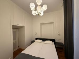 um quarto com uma cama e um lustre em Old Town - Best Location Apartment em Taline