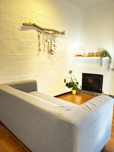 ein Wohnzimmer mit einer weißen Couch und einem Kamin in der Unterkunft Mas Ribas Hotel i Esdeveniments in Palamós + 59 Fotos