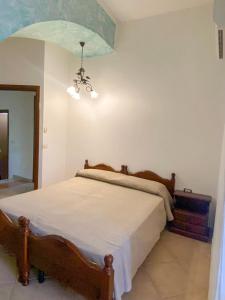 une chambre avec un lit dans une pièce dans l'établissement Il Granaio del Barone, à Casal Velino