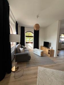 un salon avec un canapé et une télévision dans l'établissement Schöne helle Wohnung, à Kerpen