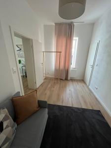 - un salon avec un canapé au milieu d'une pièce dans l'établissement Schöne helle Wohnung, à Kerpen