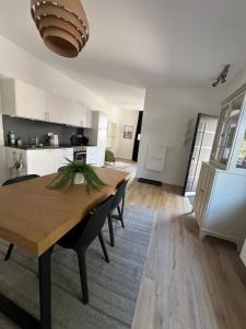 une salle à manger avec une table en bois et une cuisine dans l'établissement Schöne helle Wohnung, à Kerpen