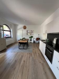une cuisine et une salle à manger avec une table. dans l'établissement Schöne helle Wohnung, à Kerpen 4 autres photos