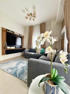 una sala de estar con un sofá y una mesa en The Banyan Rest, en Balibaguhan