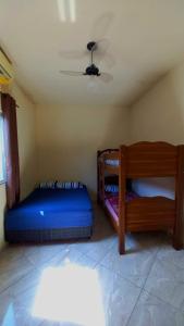 Ένα ή περισσότερα κρεβάτια σε δωμάτιο στο guaratuba beach house with pool