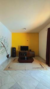 Μια τηλεόραση ή/και κέντρο ψυχαγωγίας στο guaratuba beach house with pool +12 φωτογραφίες