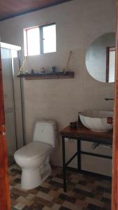 ein Badezimmer mit Toilette, Waschbecken und Badewanne in der Unterkunft Cabañas Villa Luz in San Agustín