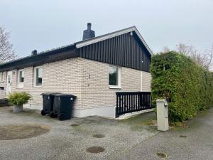 a house with two trash cans in front of it at Stenkällan - snabbuss 5 in Malmö