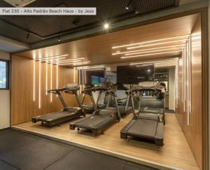 une salle de sport avec plusieurs machines de course dans une pièce dans l'établissement Beach Haus - Beira Mar - Let's AX Hospedagens, à João Pessoa