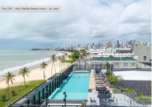 - une vue aérienne sur la piscine et la plage dans l'établissement Beach Haus - Beira Mar - Let's AX Hospedagens, à João Pessoa