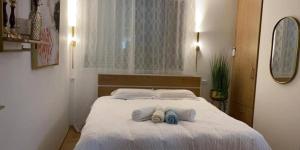 Un dormitorio con una cama con dos toallas encima. en גרין פארק - קוטג' מהמם עם בריכה מחוממת וג'קוזי בעין קנייא, en Ein Kinya