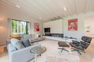 TV a/nebo společenská místnost v ubytování Elegant Guesthouse on Castle Domain near Bruges