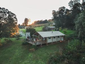 une vue aérienne d'une maison dans un champ dans l'établissement AfriCamps at Gowan Valley, à Balgowan 11 autres photos