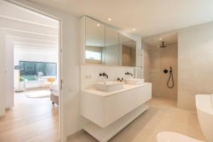 Koupelna v ubytování Elegant Guesthouse on Castle Domain near Bruges + 43 fotografií