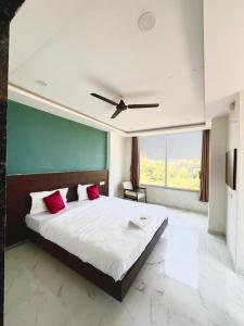 Postel nebo postele na pokoji v ubytování Hotel Madhav Palace