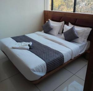 Postel nebo postele na pokoji v ubytování Hotel Madhav Palace