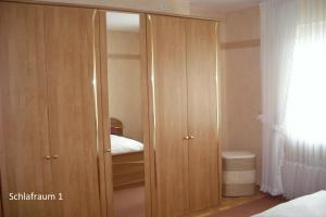 Ένα ή περισσότερα κρεβάτια σε δωμάτιο στο Ferienwohnung Waltraud