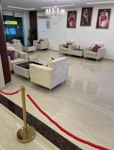 une salle d'attente avec des canapés et un lustre dans l'établissement سفانة هلا للشقق المخدومة, à Hafr Al Baten 2 autres photos