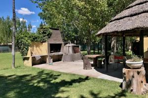 Un parque infantil con una caseta y una mesa en un parque en Villa Carrizal, en Ciudad Lujan de Cuyo