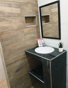 un baño con lavabo y espejo en Villa Carrizal, en Ciudad Lujan de Cuyo