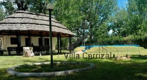 un cenador en un parque con parque infantil en Villa Carrizal, en Ciudad Lujan de Cuyo