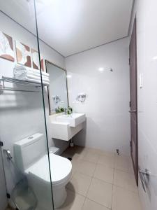 un baño con inodoro y lavabo en The Banyan Rest, en Balibaguhan