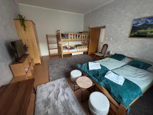 a small room with a bed and a couch at Park apartman Kertes ház a park mellett gyönyörű kilátással Dog friendly garden house with a wonderful view next to the park in Murau