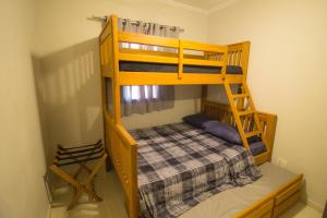 une chambre avec un lit superposé avec une échelle dans l'établissement Casa de Campo em frente ao Lago em Americana-SP, à Americana