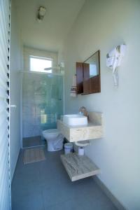 une salle de bain avec toilettes, lavabo et douche dans l'établissement Casa de Campo em frente ao Lago em Americana-SP, à Americana 50 autres photos