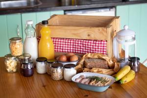 une table remplie de nourriture et d'une boîte de nourriture dans l'établissement AfriCamps at Gowan Valley, à Balgowan