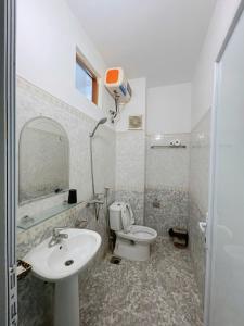 Phòng tắm tại Mai Chau Green Field Hostel Rooftop Bar