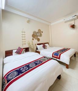 Giường trong phòng chung tại Mai Chau Green Field Hostel Rooftop Bar