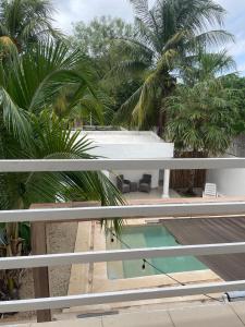 Una vista desde el balcón de una casa con piscina. en Departamento AAK, en Mérida