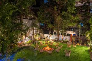 ein Hinterhof mit einer Feuerstelle im Garten bei Nacht in der Unterkunft ZoukStayz in Rishikesh