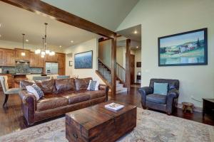 ein Wohnzimmer mit einem braunen Ledersofa und Stühlen in der Unterkunft Points West in Deschutes River Woods