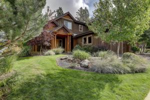 ein Haus mit einem Garten davor in der Unterkunft Points West in Deschutes River Woods