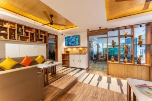 ein Wohnzimmer mit Sofa und Tisch in der Unterkunft ZoukStayz in Rishikesh
