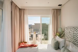 ein Schlafzimmer mit einem Bett und einem großen Fenster in der Unterkunft MIM Mallorca Member of Melia Collection in Sa Coma