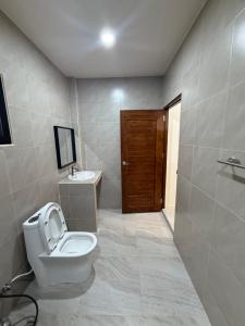 een badkamer met toilet en wastafel bij Green Horizon in Ko Pha Ngan