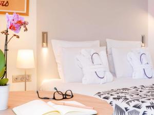 Ένα ή περισσότερα κρεβάτια σε δωμάτιο στο Mercure Marseille Centre Prado Vélodrome +92 φωτογραφίες
