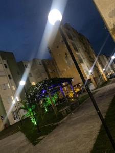 un lampione in una città di notte di Paraíso Montanha e Mar a Peruíbe Altre 5 foto