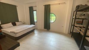 Postel nebo postele na pokoji v ubytování Hin Kong Hide Away 2