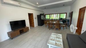 TV a/nebo společenská místnost v ubytování Hin Kong Hide Away 2