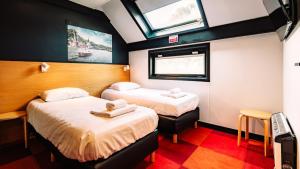 duas camas em um quarto com duas janelas em Hotel Aquatel em Dinant mais 39 fotografias