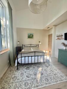 马赛La Bastide des Trembles的一间带床和地毯的卧室